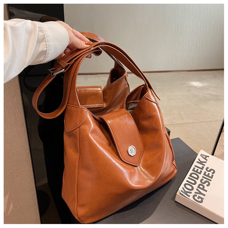 Korean version of autumn and winter 2024 new women's bag retro waxed leather versatile shoulder bag tote bag large capacity crossbody bag