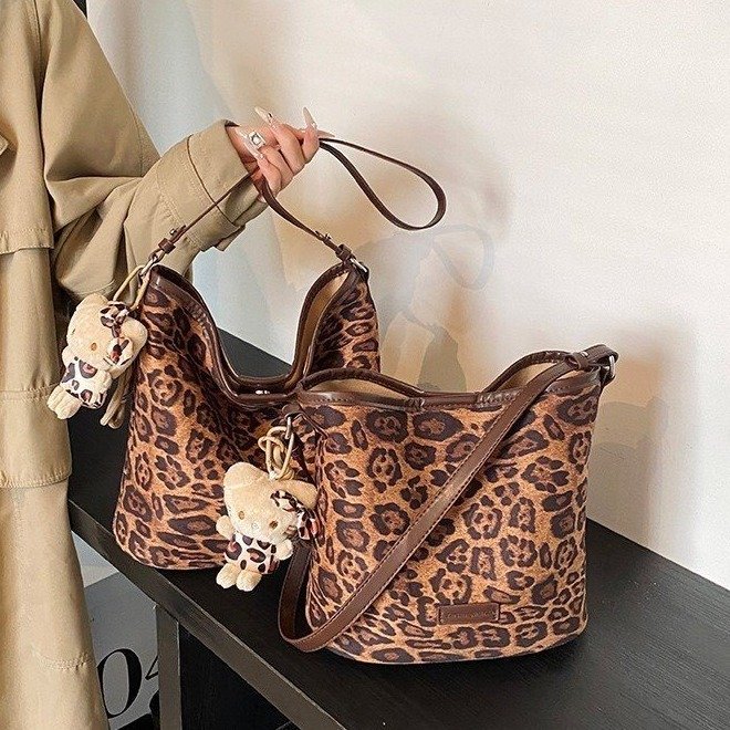 This year's popular niche leopard print bag for women 2024 new autumn and winter versatile shoulder bag super popular bucket bag