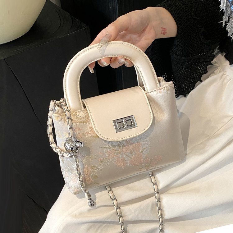 This year's popular new Chinese style bags for women 2024 new national style embroidered handbags hot style versatile chain crossbody bag