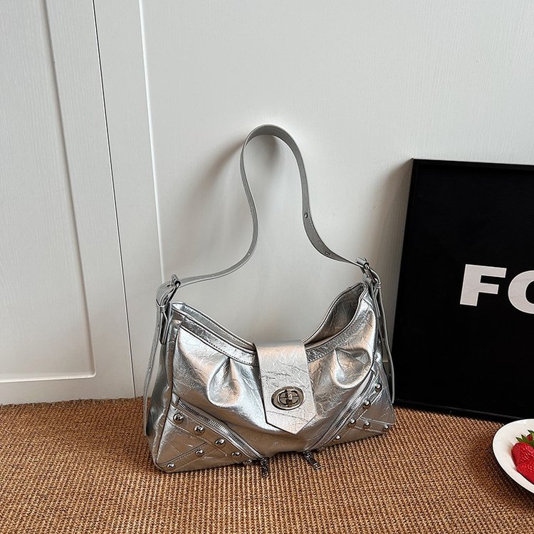 European and American retro personalized motorcycle bag new fashion large capacity rivet tote bag heavy industry style single shoulder armpit bag