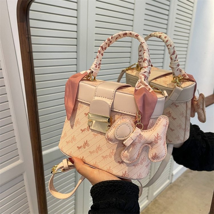 This year's popular small bags for women spring new niche design crossbody bags Internet celebrity texture handheld small square bags