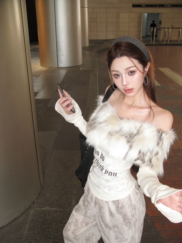 Furry collar one-shoulder long-sleeved T-shirt design slim-fitting waist hot girl tops and trousers two-piece set