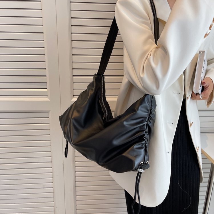 Bags for women large capacity 2024 new pleated tote bag this year's popular high-end commuting wide shoulder strap crossbody bag