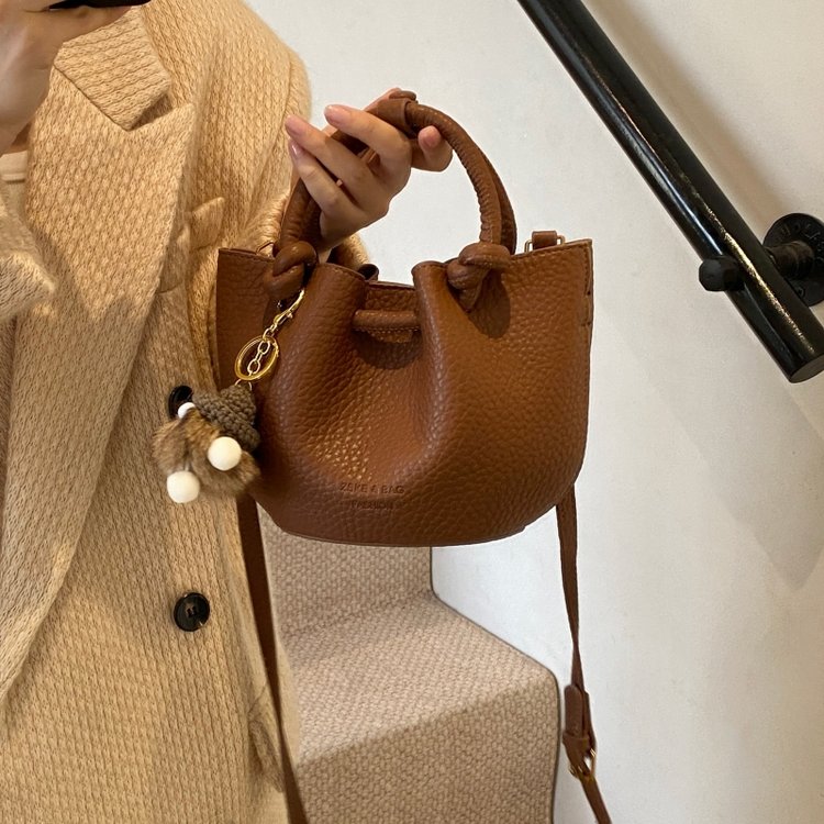Hand-carrying fashionable pleated bucket bag for women 2024 new style simple and versatile shoulder bag niche high-end crossbody bag for women