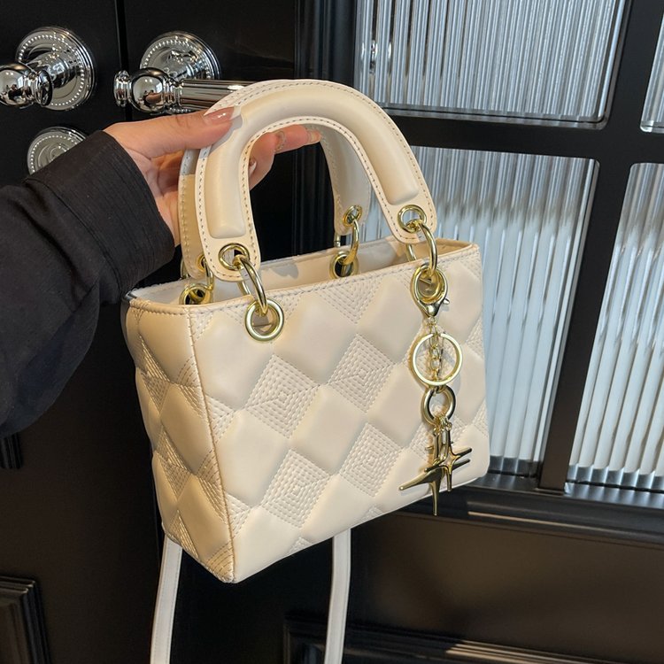 Niche Design Bags 2024 New Women's Bags Popular Popular Versatile Celebrity Crossbody Bags Fashion Portable Princess Diana Bags