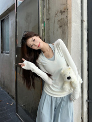 White V-neck long-sleeved T-shirt autumn 2024 new style inner vest layering unique and chic hot girl