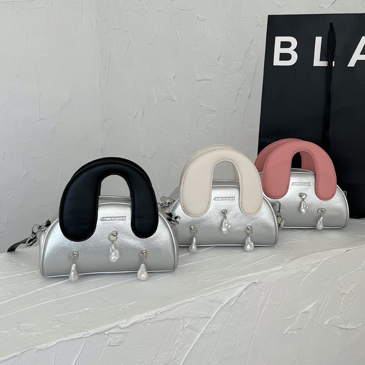 This year's popular contrasting color niche design bags, new women's bags, popular versatile crossbody bags, portable saddle bags