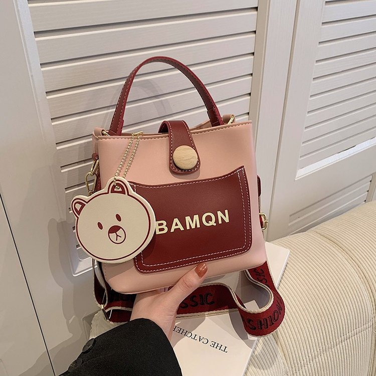 This year's popular contrasting color niche design bags, new women's bags, fashionable and versatile crossbody bags, portable bucket bags