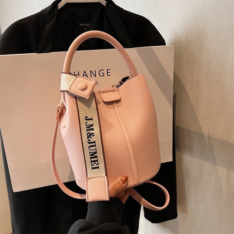 High-end popular hand-carrying fashionable women's bags 2024 new shoulder bag versatile internet celebrity popular cross-body bucket bag