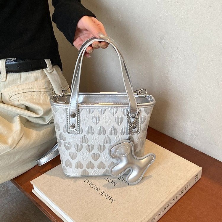 Portable Fashion Love Bucket Bag Women's 2024 New Summer Popular Vegetable Basket Bag Versatile Shoulder Messenger Bag