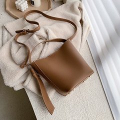 Autumn and winter simple large-capacity solid color mother-in-law bag Korean version ins super popular one-shoulder crossbody bag Pu bucket bag for female students