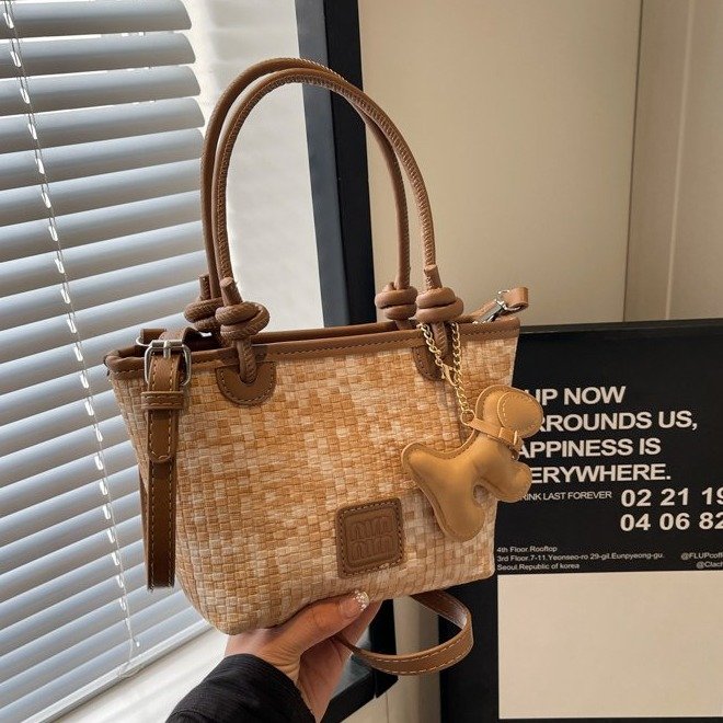 This year's popular niche design bags for women 2024 new fashion versatile crossbody bag exquisite portable bucket bag