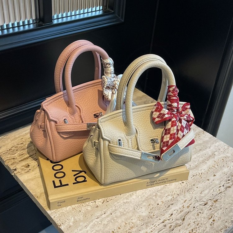 Korean style fashionable portable large-capacity bag for women new simple texture small square bag 2024 niche design crossbody bag