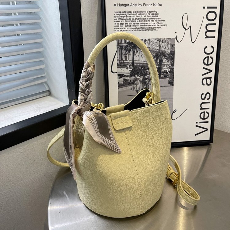 Spring and summer new trendy versatile crossbody bag, textured and fashionable portable bucket bag, this year's popular women's bag