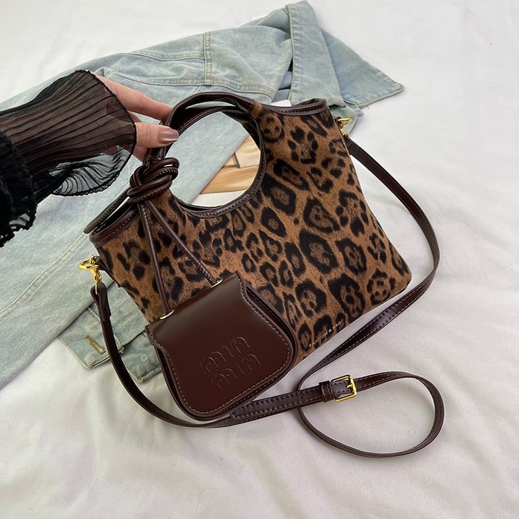 This year's popular niche leopard print bag for women 2024 new autumn and winter versatile crossbody bag portable bucket bag