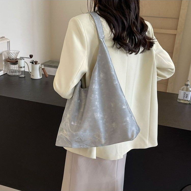 2024 new high-end niche shoulder armpit bag crossbody bag women summer large capacity commuter shoulder tote bag