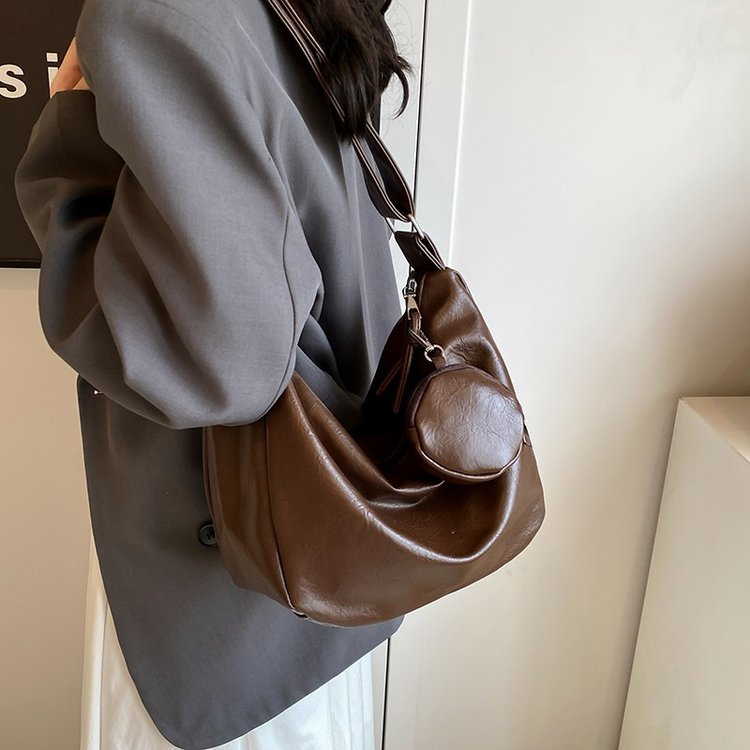 Large-capacity and good-looking bags for women, versatile new fashion niche design, wide shoulder strap, shoulder bag, crossbody dumpling bag