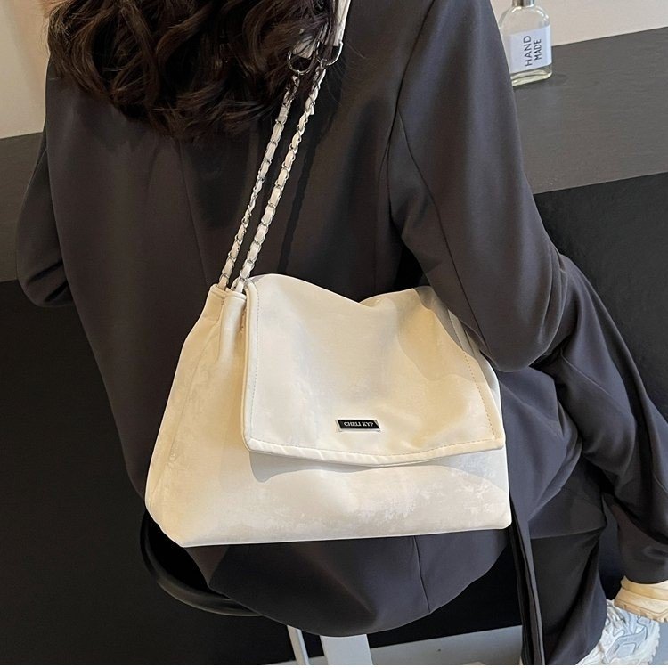 High-end texture large-capacity armpit bag women's new trendy fashion niche chain commuter shoulder tote bag