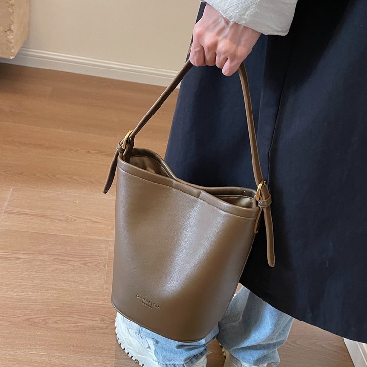 Korean large-capacity bucket bag manufacturer wholesale fashion high-end temperament portable mother-in-law bag simple shoulder armpit bag