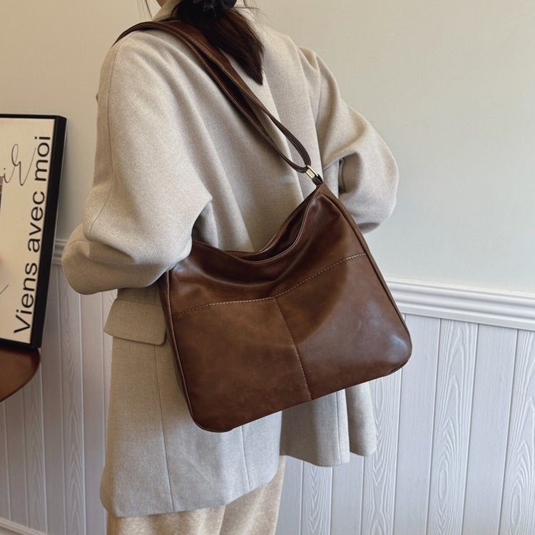 Large-capacity bag for women in autumn, versatile new single shoulder crossbody bucket bag, retro texture commuter tote bag