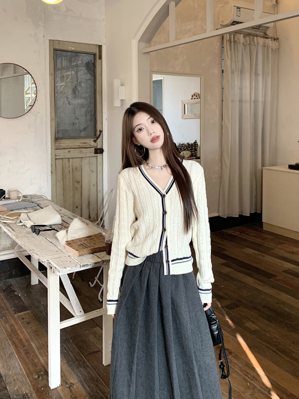 V-neck contrasting color small fragrant knitted cardigan for women spring and autumn new short twist sweater jacket top