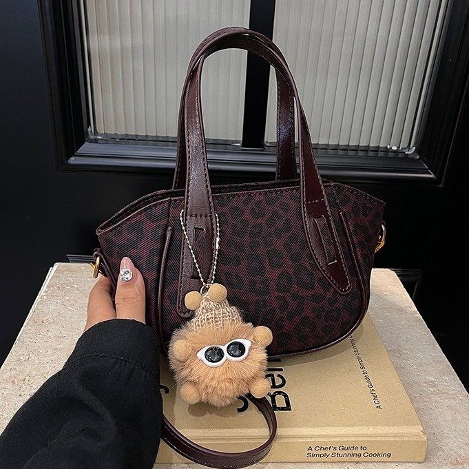 This year's popular super popular niche leopard print bag for women 2024 new autumn and winter versatile crossbody bag handheld small bag
