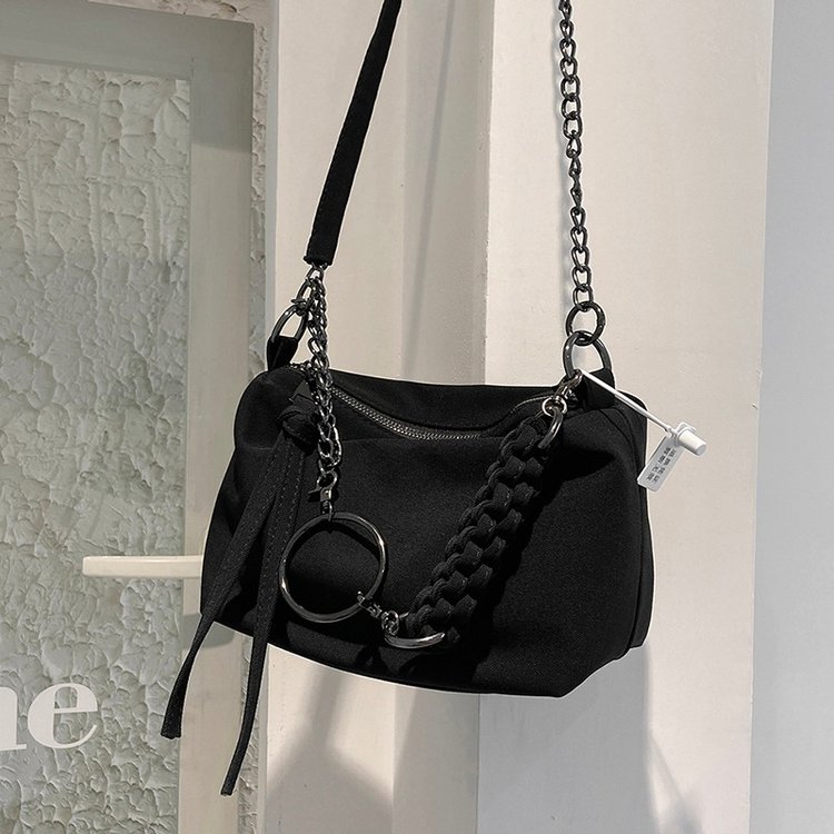 This year's popular bags for women are spring and summer large-capacity shoulder bags, casual nylon cloth crossbody bags, chain versatile pillow bags