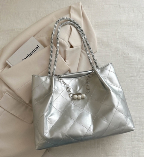 Large-capacity fashionable and versatile handbag 2024 spring new versatile ins chain shoulder armpit bag tote bag