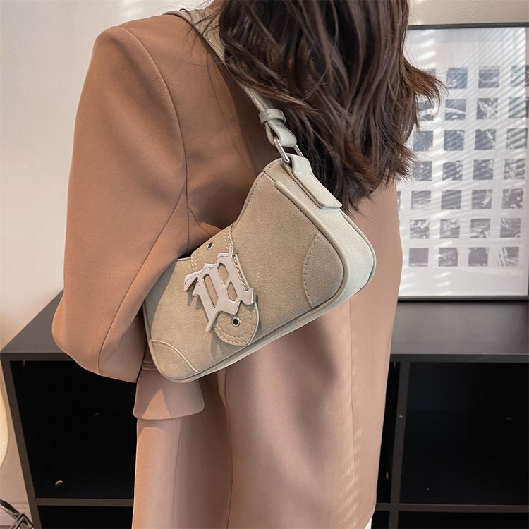 2024 New Popular Personalized Crossbody Bag Fashionable and Beautiful Underarm Small Bag Women’s French Niche Commuting Shoulder Bag