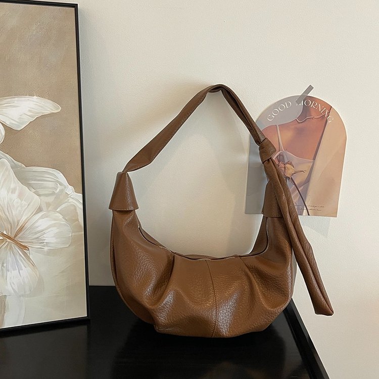 Korean ins large-capacity retro soft leather pleated dumpling bag, lazy style, casual and versatile commuting shoulder crossbody bag