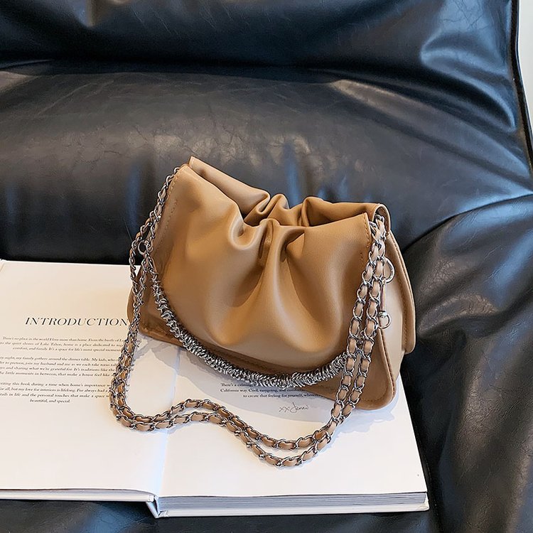 The new Xiaohongshu high-end one-shoulder chain bag is high-end and versatile. It can be wholesaled and cross-border.