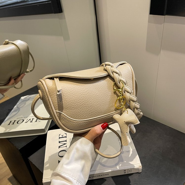 This year's popular textured small bag for women, new style, versatile, niche design, crossbody bag, fashionable dumpling bag