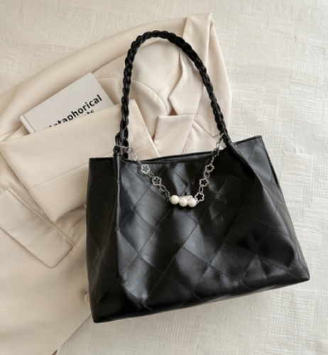 Large-capacity fashionable and versatile handbag 2024 spring new versatile ins chain shoulder armpit bag tote bag