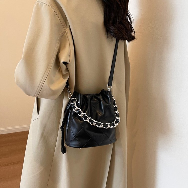 High-end bags for women autumn and winter 2024 new fashion niche design single shoulder crossbody bag chain pleated bucket bag
