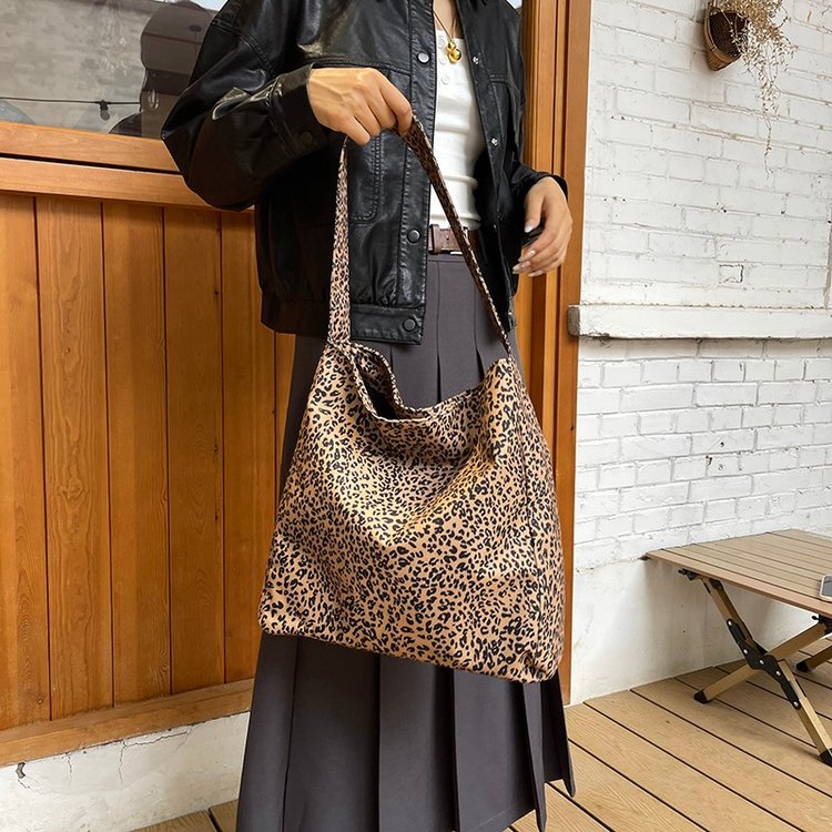 Large-capacity leopard print shoulder tote bag for women 2024 autumn and winter new European and American retro fashion armpit bag shoulder bag