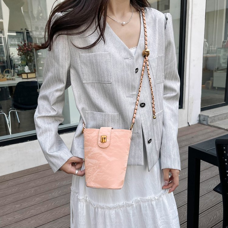 Trendy, fashionable and versatile cross-border hot style 2024 spring new chain women's bucket bag solid color high-end women's bag