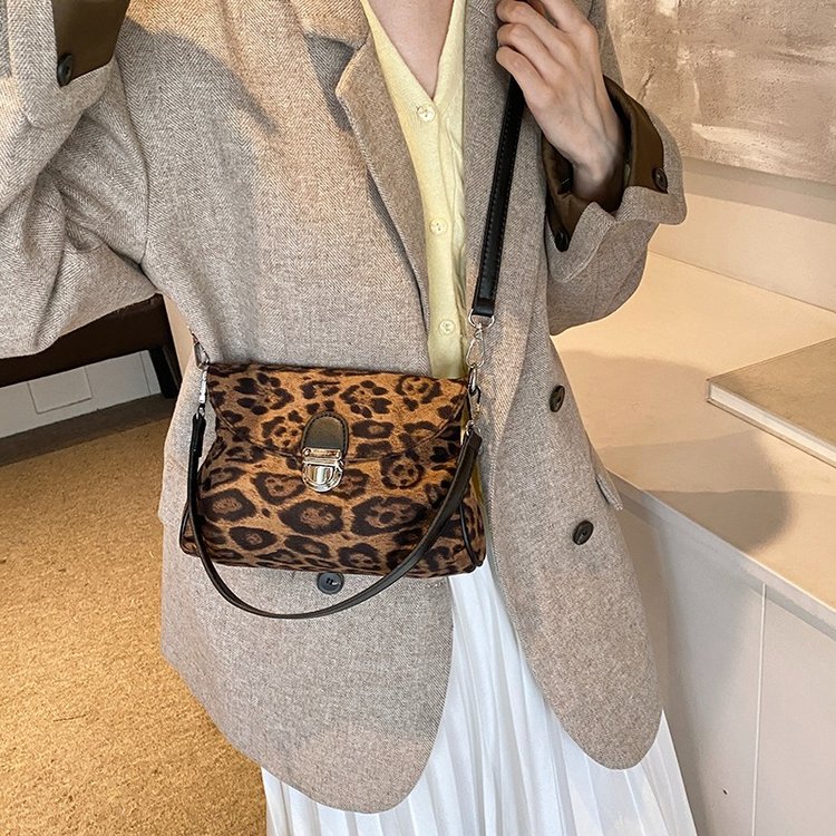High-end leopard print bag for women 2024 new Korean version retro French fashion small square bag trendy shoulder crossbody bag