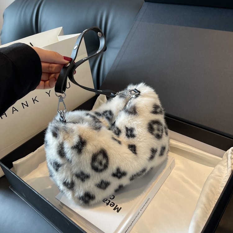 Autumn and winter small bags for women ins niche new leopard print plush pillow bag crossbody bag furry high-end armpit bag