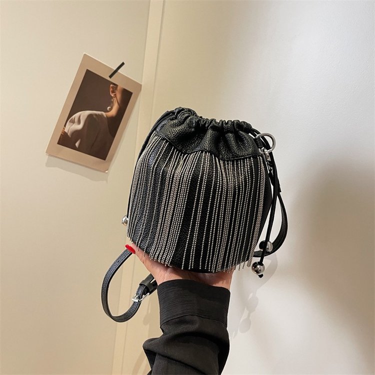 This year's popular tassel niche design bags 2024 new women's bags popular versatile cross-body bags fashion bucket bags