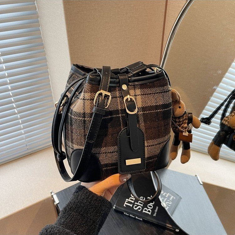 Cross-border niche design plaid small bag for women 2024 new autumn and winter versatile single shoulder crossbody bag popular bucket bag