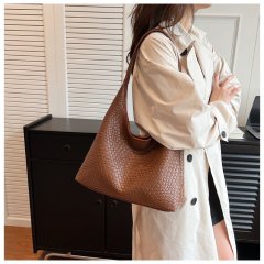 Cross-border bags, popular simple niche design, woven pattern single shoulder underarm bag, stylish large capacity commuter tote bag
