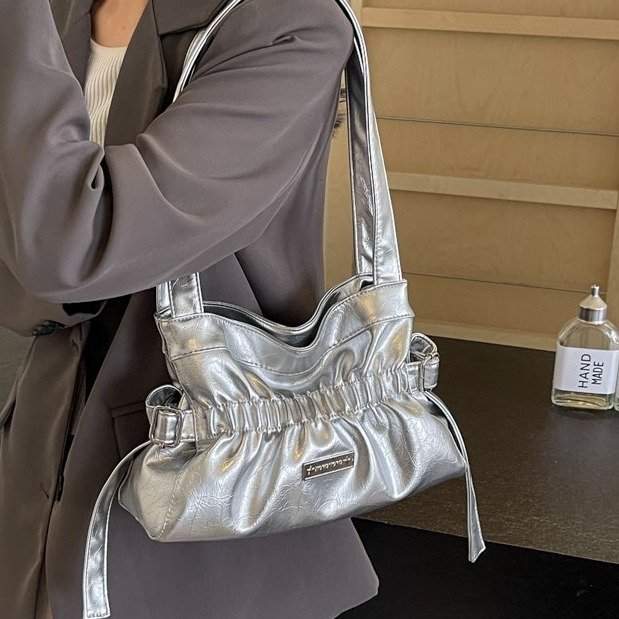 Fashionable pleated tote bag for women 2024 new large capacity hot style commuter armpit bag niche texture shoulder bag