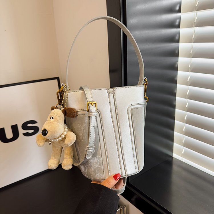 Simple portable bucket bag 2024 winter trend new stitching crossbody bag fashionable personality popular shoulder bag for women