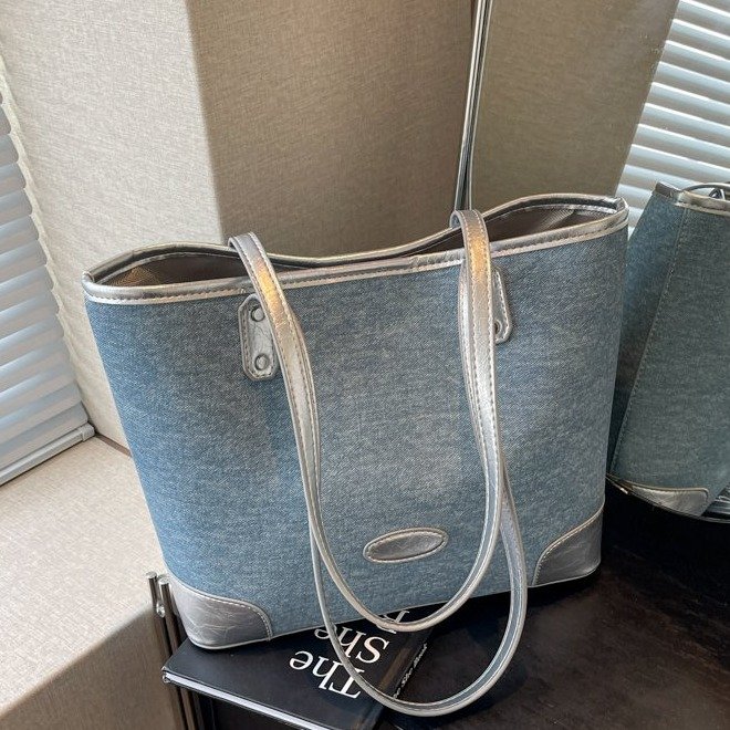 Casual Simple Contrast Color Large Capacity Bag Women's 2024 New Denim Shoulder Bag Work Commuting Textured Tote Bag