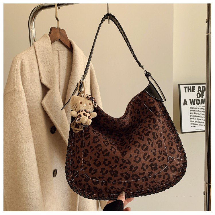 Autumn and winter retro niche design woven tote bag for women 2024 new frosted commuter simple high-end shoulder bag