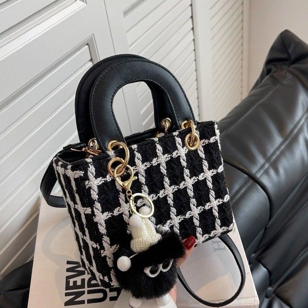 Niche design woolen bag, new bag, women's bag, autumn internet celebrity popular crossbody bag, handheld Princess Diana bag