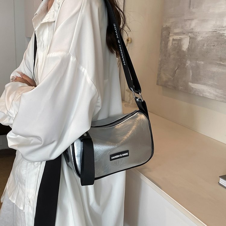 Niche design wide shoulder strap armpit pillow bag women's bag 2024 new fashion summer simple shoulder crossbody bag