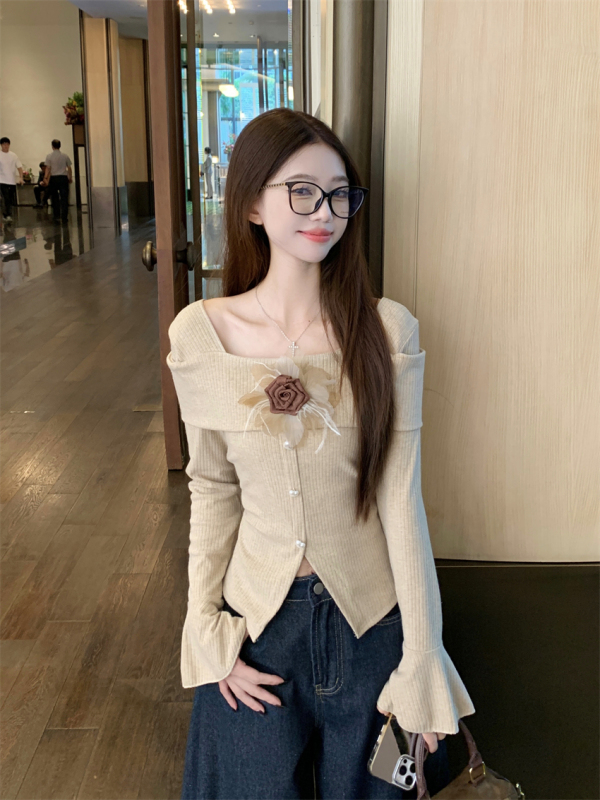 One-shoulder trumpet sleeve knitted bottoming shirt for women in autumn and winter with irregular inner Maillard flower top