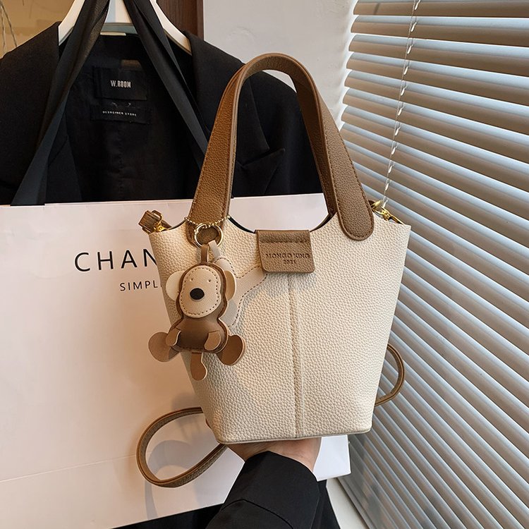 Yuezi bag women's 2024 new fashion popular contrast color portable mother-in-law bucket bag casual lychee pattern crossbody bag