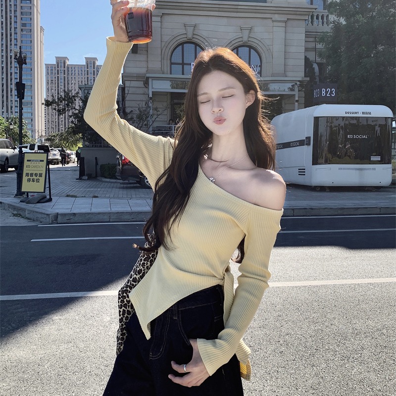 Angled collar off-shoulder long-sleeved sweater for women 2024 new autumn hottie strap design slim fit top